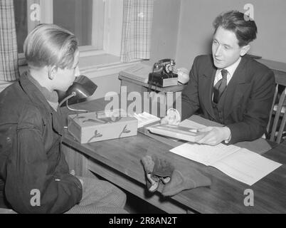 Actuel 10-1947: Orientation professionnelleQu'est-ce que je serai? Dans un mois, environ 45 000 filles et garçons quitteront l'école primaire et seront confrontés à un large éventail de choix de carrière. La mécanique sociale complexe de notre époque et la diversité des professions spécialisées font du choix un problème difficile. Dans le même temps, l'avenir des jeunes et le bien-être de la société dépendent de la bonne résolution du problème. Dans ce rapport, 'Aktuell' suit un homme de 14 ans de Grünerløkka à Oslo, Arne Møien, à travers le labyrinthe de l'orientation professionnelle pour voir ce que la société fait pour l'aider à obtenir Banque D'Images