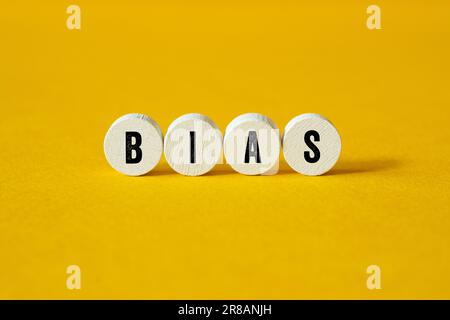 Biais - concept de mot sur les blocs de construction, le texte, les lettres Banque D'Images