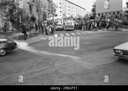 Réel 22 - 2 - 1974: DUS avec la PoliceLa police de district est un phénomène étrange qui agit comme une sorte de zone tampon entre le policier ordinaire et le garçon dans la rue. Le but est principalement de prévenir la criminalité. Current est avec les officiers Helge Løhren et Lars Stubstad. Photo: Ivar Aaserud / Aktuell / NTB ***PHOTO NON TRAITÉE*** Banque D'Images