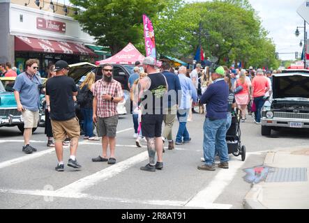 Salon de l'auto de la fête des pères - Hyannis, Massachusetts, Cape Cod - États-Unis. La foule le long de main Street Banque D'Images