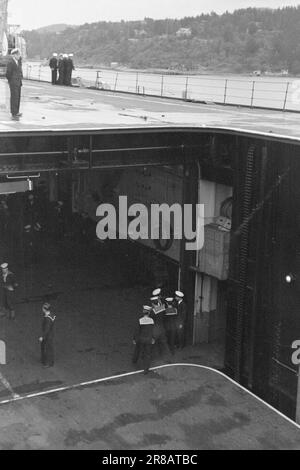 Courant 12-3-1947: Unités Fåtebösek anglaises de la flotte domestique britannique visitent les villes côtières norvégiennes au début du mois de juin. À bord de «Vengeance», le commandant en chef de la Marine britannique, le premier seigneur de la mer, l'amiral Cunningham. Cette première visite officielle de la flotte britannique après la guerre est venue à l'initiative norvégienne, pour saluer et remercier la Marine britannique. Photo: Aktuell / NTB ***PHOTO NON TRAITÉE*** Banque D'Images