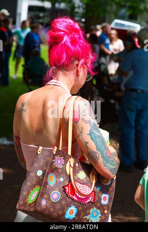 Salon de l'auto de la fête des pères - Hyannis, Massachusetts, Cape Cod - USA, Une fille aux cheveux rouges et tatouages Banque D'Images