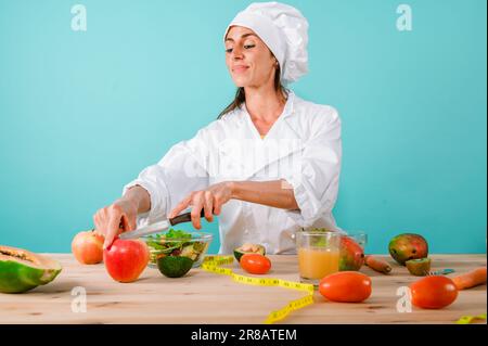 Femme chef prépare un nouveau reçu avec des fruits Banque D'Images