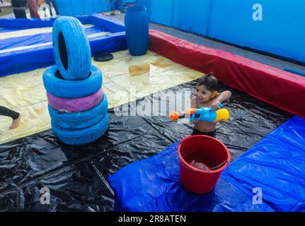 Un enfant palestinien profite des jeux aquatiques pendant les vacances d'été à Gaza. Le parc aquatique pour enfants a été ouvert cet été pour la première fois à Gaza. Banque D'Images