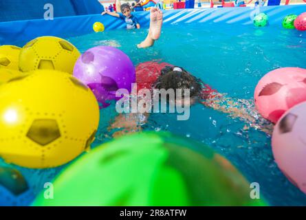 Un enfant palestinien profite des jeux aquatiques pendant les vacances d'été à Gaza. Le parc aquatique pour enfants a été ouvert cet été pour la première fois à Gaza. Banque D'Images