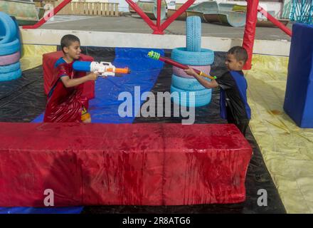 Les enfants palestiniens profitent de jeux aquatiques pendant les vacances d'été dans la ville de Gaza. Le parc aquatique pour enfants a été ouvert cet été pour la première fois à Gaza. Banque D'Images