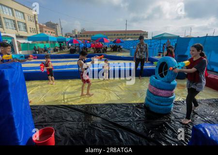 Les enfants palestiniens profitent de jeux aquatiques pendant les vacances d'été dans la ville de Gaza. Le parc aquatique pour enfants a été ouvert cet été pour la première fois à Gaza. Banque D'Images