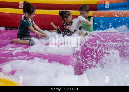 Les enfants palestiniens profitent de jeux aquatiques pendant les vacances d'été dans la ville de Gaza. Le parc aquatique pour enfants a été ouvert cet été pour la première fois à Gaza. Banque D'Images