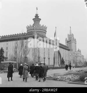 Courant 20-5-1960: La mode orientale d'inspiration occidentale lors d'un défilé de mode à Moscou Mauriske, grand magasin Kusnetskij MOST. Il était clair que l'influence occidentale avait pénétré dans le rideau de fer. Photo: Aage Storløkken / Aktuell / NTB ***PHOTO NON TRAITÉE*** Banque D'Images