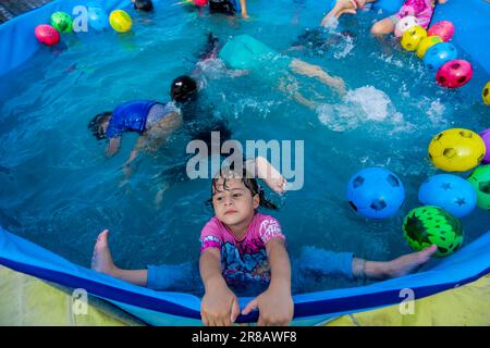 Gaza, Palestine. 19th juin 2023. Un enfant palestinien profite des jeux aquatiques pendant les vacances d'été à Gaza. Le parc aquatique pour enfants a été ouvert cet été pour la première fois à Gaza. (Photo de Mahmoud Issa/SOPA Images/Sipa USA) crédit: SIPA USA/Alay Live News Banque D'Images