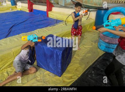 Gaza, Palestine. 19th juin 2023. Les enfants palestiniens profitent de jeux aquatiques pendant les vacances d'été dans la ville de Gaza. Le parc aquatique pour enfants a été ouvert cet été pour la première fois à Gaza. (Photo de Mahmoud Issa/SOPA Images/Sipa USA) crédit: SIPA USA/Alay Live News Banque D'Images