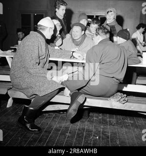 Courant 2-2-1960: Coup de pied avec le coup olympique les skieurs et les patineurs ont eu leur premier grand test de force pré-olympique le week-end dernier, les patineurs à Trondheim, les sauteurs de ski et les skieurs de fond à Gjøvik. Dans ce rapport, nos employés nous parlent, en texte et en images, de la situation parmi les meilleures aujourd'hui. Hjalmar Hjallis Andersen était en route pour la Suède, mais il a fait aux courses du nouvel an comme perdant. ALV Gjestvang t.H., et Hroar Elvenes reçoivent les conseils olympiques de 'Kong Gangt'. Photo: Ivar Aaserud / Aktuell / NTB ***PHOTO NON TRAITÉE*** Banque D'Images