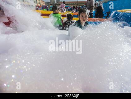 Gaza, la bande de Gaza, Palestine. 19th juin 2023. Un enfant palestinien profite des jeux aquatiques pendant les vacances d'été à Gaza. Le parc aquatique pour enfants a été ouvert cet été pour la première fois à Gaza. (Credit image: © Mahmoud Issa/SOPA Images via ZUMA Press Wire) USAGE ÉDITORIAL SEULEMENT! Non destiné À un usage commercial ! Banque D'Images