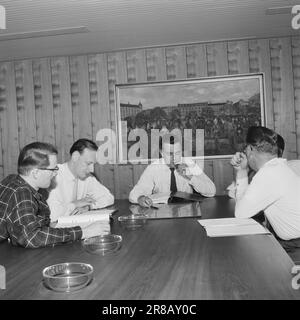 Actuel 33-3-1960: Carrière en rouge, blanc et vert le jeune homme de Drammen a tout le grand Copenhague dans son régime. Bjørn Lindstad est directeur du marché de gros le plus moderne d'Europe, en deux ans également l'un des plus importants au monde. Photo: Ivar Aaserud / NTB / Aktuell ***PHOTO NON TRAITÉE*** Banque D'Images