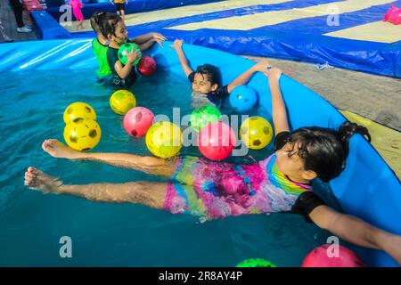 Gaza, la bande de Gaza, Palestine. 19th juin 2023. Les enfants palestiniens profitent de jeux aquatiques pendant les vacances d'été dans la ville de Gaza. Le parc aquatique pour enfants a été ouvert cet été pour la première fois à Gaza. (Credit image: © Mahmoud Issa/SOPA Images via ZUMA Press Wire) USAGE ÉDITORIAL SEULEMENT! Non destiné À un usage commercial ! Banque D'Images