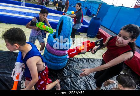 Gaza, la bande de Gaza, Palestine. 19th juin 2023. Les enfants palestiniens profitent de jeux aquatiques pendant les vacances d'été dans la ville de Gaza. Le parc aquatique pour enfants a été ouvert cet été pour la première fois à Gaza. (Credit image: © Mahmoud Issa/SOPA Images via ZUMA Press Wire) USAGE ÉDITORIAL SEULEMENT! Non destiné À un usage commercial ! Banque D'Images