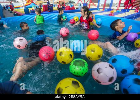 Gaza, la bande de Gaza, Palestine. 19th juin 2023. Les enfants palestiniens profitent de jeux aquatiques pendant les vacances d'été dans la ville de Gaza. Le parc aquatique pour enfants a été ouvert cet été pour la première fois à Gaza. (Credit image: © Mahmoud Issa/SOPA Images via ZUMA Press Wire) USAGE ÉDITORIAL SEULEMENT! Non destiné À un usage commercial ! Banque D'Images