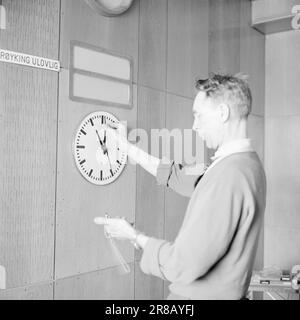 Réel 19-1-1960: Allez mère, tout le monde c'est Norwegian National Broadcasting - avant que nous ayons nos chaussures. L'Andresen au sous-sol, Kristian Andresen, est la tête de l'horloge centrale fine avec l'horloge maîtresse précise, celle qui assure avec une précision embarrassante que les programmes sont envoyés avec précision. Photo: Aage Storløkken / Claus Peter Fischer / Aktuell / NTB ***PHOTO NON TRAITÉE*** Banque D'Images