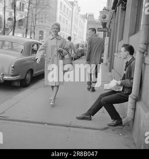 Actuel 25-1-1960: Où le pouls de la ville bat la caméra reflète la vie quotidienne dans un coin de rue à Oslo. Un de nos amis était fou de tous les hommes qui se tournaient vers les femmes de la rue. Il n'était pas instruit, a-t-il dit. Un de nos amis, d'autre part, l'a dit de cette façon: Si les hommes dans le k k e s'est allumé sur nous - comment va-t-il avec la continuation de la famille? Ce n'est vraiment rien d'autre que l'appel du mâle. Nous avons dû nous mettre d'accord sur ce point - et nous étions tout simplement heureux (nous deux) que cela ne se passe pas pendant le déroulement des cris et des roars. Une telle occupation gracieuse et naturelle se profile immédiatement Banque D'Images