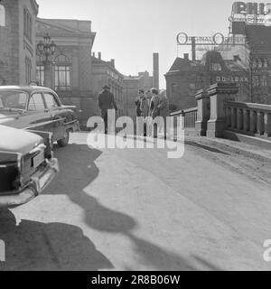 Actuel 17-5-1960: Donnez-leur votre aide aveugle. Jour et nuit dans l'obscurité éternelle. Ce n'est que lorsque la lumière du soleil est très forte qu'il sait quelle est la lumière. Puis il scintille à l'arrière de votre tête quelque part. Désagréable, en vain. C'est pourquoi il porte des lunettes noires, Bjørn Myrberg, l'un des 4 000 Norvégiens qui ne peuvent pas voir, l'un de ceux qui ont besoin de notre aide. Vous lui donnez une journée chargée dans la circulation ? Photo: Aage Storløkken / Aktuell / NTB ***PHOTO NON TRAITÉE*** Banque D'Images