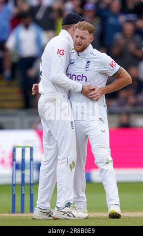 Le capitaine d'Angleterre Ben Stokes (à droite) célèbre après avoir pris le cricket de l'australien Usman Khawaja lors du cinquième jour du premier match de test des cendres à Edgbaston, Birmingham. Date de la photo: Mardi 20 juin 2023. Banque D'Images