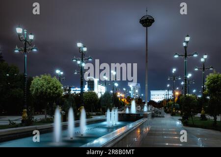 Parc public de la place inspiration la nuit, Achgabat. Banque D'Images