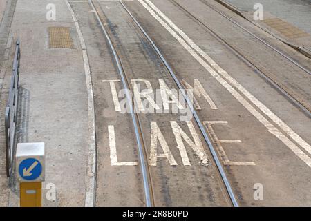 Lettres blanches Tram Lane Street Sign in Hong Kong Banque D'Images