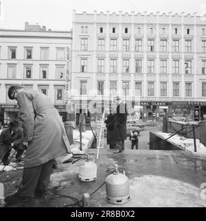 Actuel 13-7-1960: Qui a tourné? Un coup de feu a sorti de la chambre d'hôtel au cinquième étage d'une ferme en direction de la porte Karl Johans. Au même moment, un homme d'âge moyen s'est effondré dans un escalier en bas de la rue avec ses mains pressées à son estomac. Avant son départ, le contremaître de la station, Nils Mathiesen, âgé de 56 ans, s'est penché sur les gens qui l'entouraient : qui m'a tiré dessus ? Alors que les médecins se battaient pour la vie de Mathiesen et que les gens se précipitaient, les enquêteurs ont commencé leur travail approfondi. Après six heures de travail, ils ont pu répondre à la question. La première étape de l'enquête a été de découvrir wh Banque D'Images