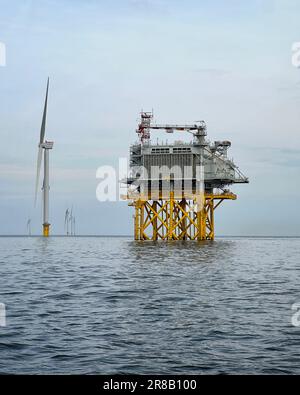 Parc à éoliennes Hollandse Kust Zuid, sous-station, en mer du Nord. Banque D'Images