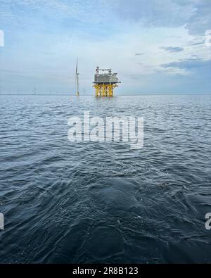 Parc à éoliennes Hollandse Kust Zuid, sous-station, en mer du Nord. Banque D'Images