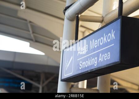 Panneau de zone fumeur à l'aéroport Soekarno Hatta Banque D'Images