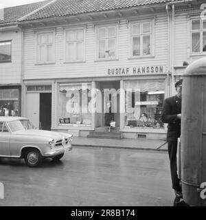 Réel 6-7-1960: Sur de vieux placettes Anne-Marie Rockefeller de Søgne – transformée en Mme Rockefeller de New York – a rendu hommage à son village natal par une visite rapide. À Kristiansand, elle a fait du shopping avec Mme Rasmussen et a visité, entre autres choses, un magasin de broderie avec des équipements pour bébés dans la fenêtre. Photo: Aage Storløkken / Aktuell / NTB ***PHOTO NON TRAITÉE*** Banque D'Images