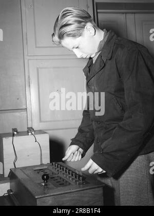 Actuel 10-1947: Orientation professionnelleQu'est-ce que je serai? Dans un mois, environ 45 000 filles et garçons quitteront l'école primaire et seront confrontés à un large éventail de choix de carrière. La mécanique sociale complexe de notre époque et la diversité des professions spécialisées font du choix un problème difficile. Dans le même temps, l'avenir des jeunes et le bien-être de la société dépendent de la bonne résolution du problème. Dans ce rapport, 'Aktuell' suit un homme de 14 ans de Grünerløkka à Oslo, Arne Møien, à travers le labyrinthe de l'orientation professionnelle pour voir ce que la société fait pour l'aider à obtenir Banque D'Images