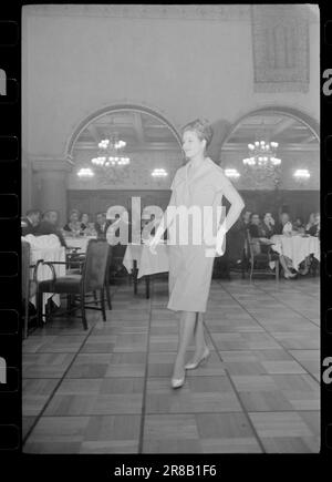 Courant 17-9-1960 : dans certaines circonstances, Une couturier a présenté une collection de vêtements de maternité qu'elle a montré à Bristol. Pour le plaisir des femmes enceintes, il y a des vêtements pour toutes les occasions. Photo: Sverre A. Børretzen / Aktuell / NTB ***PHOTO NON TRAITÉE*** Banque D'Images