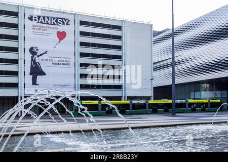 Bâle, Suisse - 08 mars 2021 : annonce de l'exposition de Bansky « construire des châteaux dans le ciel » sur la zone d'exposition de la ville de Bâle, Suisse Banque D'Images