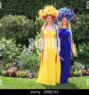 Londres, Royaume-Uni. 20th juin 2023. Anastasia tutus et Olena Synychenko posent dans le drapeau national ukrainien couleurs de bleu et jaune. Racegoers le premier jour de Royal Ascot à l'hippodrome d'Ascot. Credit: Imagetraceur/Alamy Live News Banque D'Images