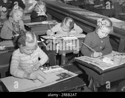 Réel 01-1947: La compétition de dessinationThen c'est le tour des enfants à nouveau! Encouragé par le bon résultat l'année dernière, 'Aktuell' et l'Association norvégienne des enseignants de dessin et d'artisanat, en collaboration avec la National Gallery, annoncent un nouveau concours national de dessin pour les écoles primaires. 'Aktuell' a établi NOK 3 500. en prix, divisé en 30 premiers prix et 40 deuxièmes prix. Au printemps, à la fin du concours, les meilleurs dessins sont exposés à la galerie nationale. Le thème de cette année est la vie d'hiver. Photo: Aktuell / NTB ***PHOTO NON TRAITÉE*** Banque D'Images