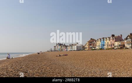 Aldeburgh, Suffolk, Royaume-Uni. Vue sur la plage de galets en galets d'Aldeburgh avec des bâtiments colorés en bord de mer en arrière-plan. Banque D'Images