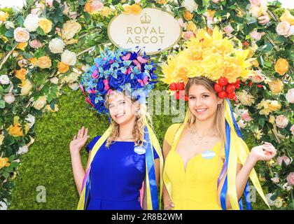 Londres, Royaume-Uni. 20th juin 2023. Anastasia tutus et Olena Synychenko posent dans le drapeau national ukrainien couleurs de bleu et jaune. Racegoers le premier jour de Royal Ascot à l'hippodrome d'Ascot. Credit: Imagetraceur/Alamy Live News Banque D'Images