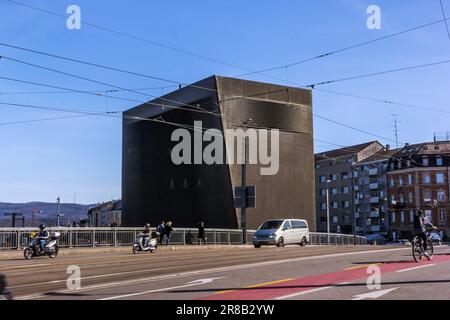 Bâle, Suisse - 29 mars. 2021: La boîte centrale de signalisation du chemin de fer fédéral suisse. La façade du bâtiment est en cuivre de revêtement, conçu par l'a Banque D'Images