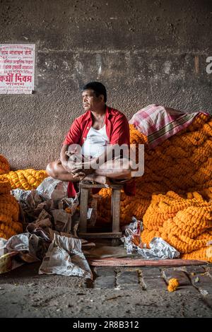 Un vendeur Marigold au marché aux fleurs Mallick Ghat à Kolkata, en Inde Banque D'Images