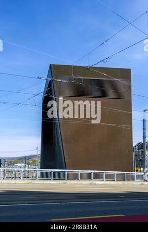 Bâle, Suisse - 29 mars. 2021: La boîte centrale de signalisation du chemin de fer fédéral suisse. La façade du bâtiment est en cuivre de revêtement, conçu par l'a Banque D'Images