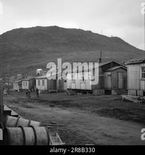 Réel 20-3-1947: Honningsvåg'entre les casernes et les montagnes le long de la mer...' Lorsque les « départements de construction » allemands ont quitté Honningsvåg, seule la minuscule église en bois est restée et a témoigné que Honningsvåg était une petite communauté prospère, le plus grand village de pêcheurs de West Finnmark. Comment se fait-il dans Honningsvåg aujourd'hui, près de trois ans après que les Allemands ont commencé leurs ravages dans Finnmark? Comment va-t-il réellement avec la restauration controversée dans le Nord? Photo : Th. Skotaam / Aktuell / NTB ***PHOTO NON TRAITÉE*** Banque D'Images