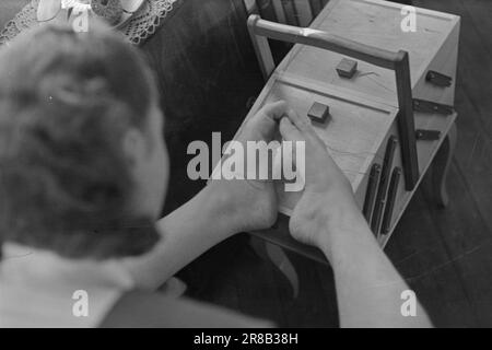 Réel 20-4-1947: Armless Tønsberg fille Armless Tønsberg qui se tient sur ses deux pieds Mary Bratvold n'a pas d'armes, mais se soutient toujours comme une dame de standard. Elle fait fonctionner le standard avec ses pieds. Photo : Th. Skotaam / Aktuell / NTB ***PHOTO NON TRAITÉE*** Banque D'Images