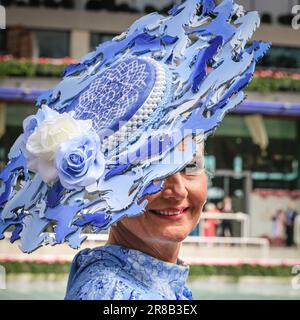 Londres, Royaume-Uni. 20th juin 2023. Un raton laveur avec un chapeau avec des chevaux coupés dans des tons de bleu. Racegoers le premier jour de Royal Ascot à l'hippodrome d'Ascot. Credit: Imagetraceur/Alamy Live News Banque D'Images