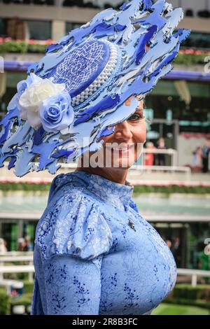 Londres, Royaume-Uni. 20th juin 2023. Un raton laveur avec un chapeau avec des chevaux coupés dans des tons de bleu. Racegoers le premier jour de Royal Ascot à l'hippodrome d'Ascot. Credit: Imagetraceur/Alamy Live News Banque D'Images