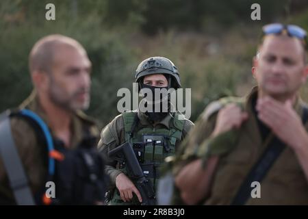 Eli, Israël. 20th juin 2023. Les officiers des forces de sécurité israéliennes se tiennent sur les lieux d'une fusillade dans la colonie d'Eli, entre Naplouse et Ramallah, en Cisjordanie. Selon l'armée israélienne, un attaquant palestinien présumé a ouvert le feu sur des civils près d'une station-service, a fait au moins quatre morts et quatre blessés. Crédit : Ilia Yefimovich/dpa/Alay Live News Banque D'Images