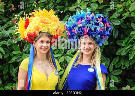 Londres, Royaume-Uni. 20th juin 2023. Anastasia tutus et Olena Synychenko posent dans le drapeau national ukrainien couleurs de bleu et jaune. Racegoers le premier jour de Royal Ascot à l'hippodrome d'Ascot. Credit: Imagetraceur/Alamy Live News Banque D'Images