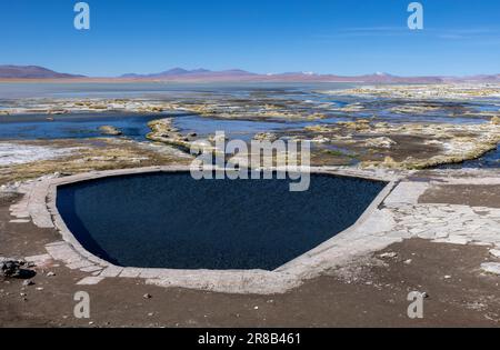 Termas de Polques, piscine avec une source chaude à Laguna Chalviri, juste un point fort tout en parcourant la route pittoresque de la lagune dans l'Altiplano bolivien Banque D'Images