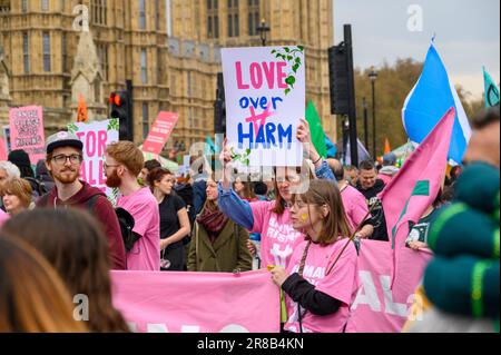 LONDRES - 22 avril 2023 : engagez-vous avec une communauté de manifestants XR inclusive et diversifiée lors de la marche colorée, unie par leur message de « l'amour contre le mal » A. Banque D'Images